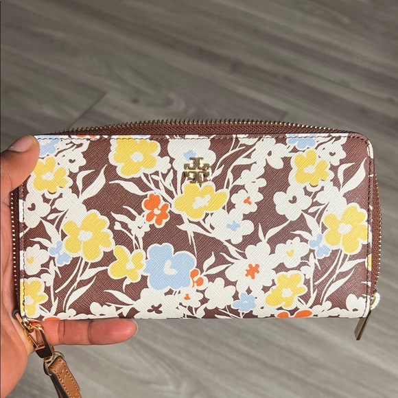 Tory Burch Emerson Printed Wristlet - Picture 8 of 12